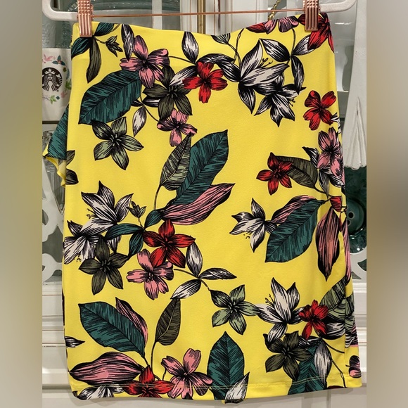 171. EUC GUESS FLORAL LINED PENCIL SKIRT WITH SIDE RUFFEL SIZE SMALL - Picture 8 of 13